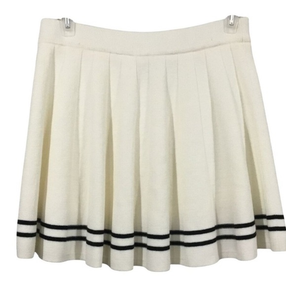 Sincerly Jules Dresses & Skirts - Sincerely Jules Off White Sweater Knit Pleated Hem Striped Tennisprep Skort Med.